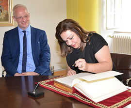 Im Beisein von OB Wolfram Leibe trägt sich Sibel Müderrisoglu ins Gästebuch der Stadt Trier ein.