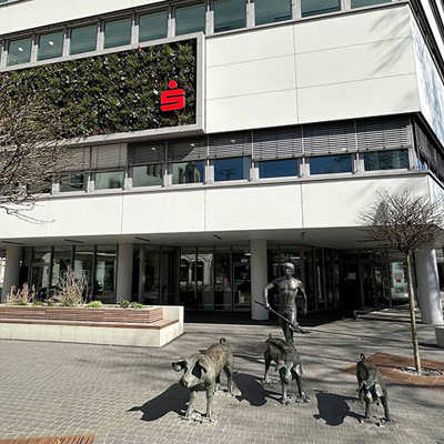 Die Sparkasse investiert regelmäßig in die Modernisierung ihrer Gebäude. Am Hauptsitz an der Theodor-Heuss-Allee wurde 2024 unter anderem der Vorplatz erneuert. Foto: Sparkasse