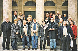 Empfang vor dem Teatro Ventidio Basso: Bürgermeister Guido Castelli (vorn 3. v. r.) mit seinen Gästen aus Deutschland. Foto: privat