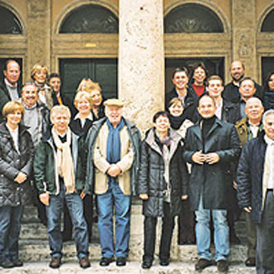 Empfang vor dem Teatro Ventidio Basso: Bürgermeister Guido Castelli (vorn 3. v. r.) mit seinen Gästen aus Deutschland. Foto: privat