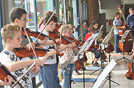Das Streichensemble der Grundschule Reichertsberg überzeugte die Mitschüler mit dem Spiel auf den Geigen, Celli, Kontrabässen und Bratschen.