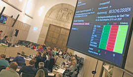 Anzeige des Abstimmungsergebnisses zum Nachtragshaushalt im Sitzungssaal
