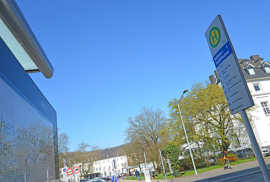 „Rathaus/Stadttheater“ heißt die Haltestelle, die nur rund 100 Meter vom Theater entfernt an der Hindenburgstraße liegt.