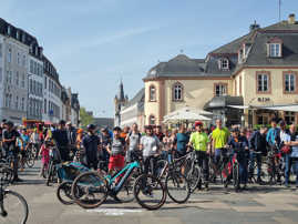 Blick auf den Porta Nigra-Vorplatz in Richtung Simeonstraße, viele menschen stehen dort mit ihren Rädern