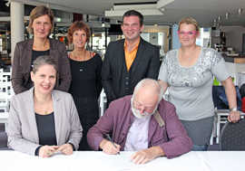 Verantwortliche des Theaters und der Tufa unterzeichnen die Kooperationsvereinbarung.