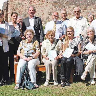 2012 wurde im Rathaus die neue Auflage des Trierer Seniorenwegweisers vorgestellt. Dabei begrüßte Bürgermeisterin Angelika Birk (5. v. l.) neben den Mitarbeitern des Seniorenbüros viele ehrenamtliche Helfer sowie Vorstandsmitglieder des Trägervereins. 