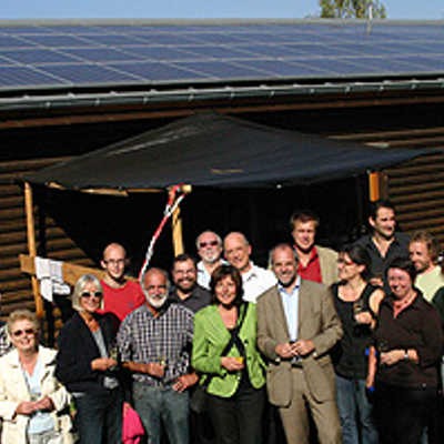 Die Bürger und ihr Kraftwerk: Die Anteilseigner freuen sich, dass die Photovoltaikanlage auf dem Wolfsberg fleißig Strom produziert.