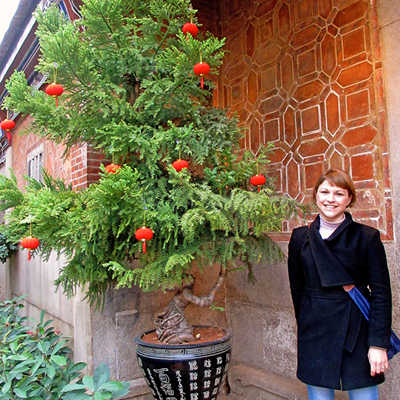 Der Baum neben Elisa Limbacher ist nicht mit Christbaumkugeln geschmückt – es sind rote Lampions, die Glück bringen sollen.
