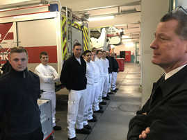 Feuerwehrchef Andreas Kirchartz (r.) begrüßt seine Truppe an diesem Morgen zum Schichtbeginn. Foto: Presseamt Trier