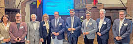 Teilnehmende der Tagung stehen nebeneinander
