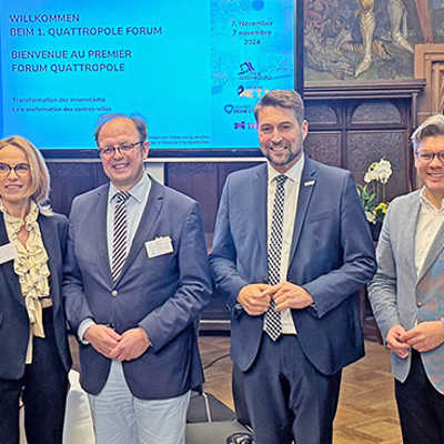 Trier wurde bei dem Quattropole-Treffen auf Einladung des Saarbrücker OB Uwe Conradt (4. v. r.) vertreten durch Dezernent Ralf Britten (5. v. l.), Thomas Eggert, Center Manager der Trier-Galerie (2. v. r.) und Heiko Nowak (Leiter des Amts für Bodenmanagement und Geo-Information, rechts). Foto: Jennifer Weyland