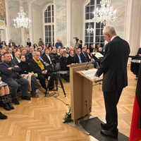 Der Trierer Stadtrat hat seine feierliche Stadtratssitzung zum Gedenken an die Opfer des Nationalsozialismus zugunsten der Gedenkveranstaltung ausfallen lassen. Oberbürgermeister Wolfram Leibe sprach ein Grußwort. Auch die frühere Ministerpräsidentin Malu Dreyer war unter den zahlreichen Gästen. Foto: Presseamt/Michael Schmitz
