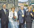 Jean-Claude und Christiane Juncker wurden im Mai 2003 von dem damaligen Trierer Oberbürgermeister Helmut Schröer und dessen Ehefrau Gisela (v. l.) an der Porta Nigra begrüßt. Archivfoto: PA