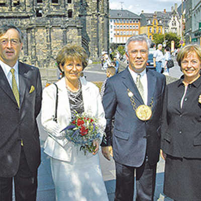 Jean-Claude und Christiane Juncker wurden im Mai 2003 von dem damaligen Trierer Oberbürgermeister Helmut Schröer und dessen Ehefrau Gisela (v. l.) an der Porta Nigra begrüßt. Archivfoto: PA