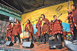 Die bolivianische Band „Los Masis” sorgte bei den Besuchern des Weltbürgerfrühstücks trotz Dauerregen auf dem Hauptmarkt für sonnige Gefühle.