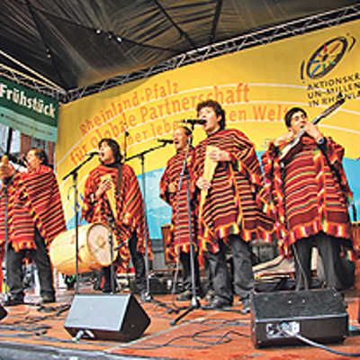 Die bolivianische Band „Los Masis” sorgte bei den Besuchern des Weltbürgerfrühstücks trotz Dauerregen auf dem Hauptmarkt für sonnige Gefühle.