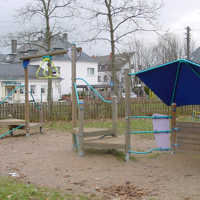 Verschiedene Spielgeräte auf einem Spielplatz
