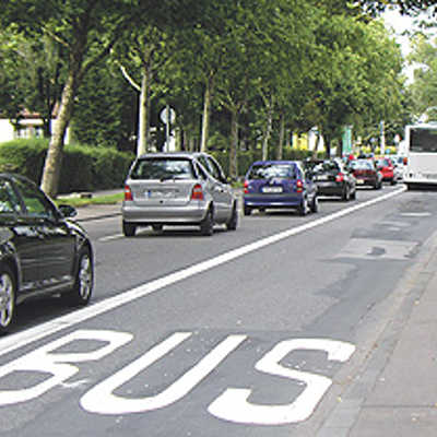 Parkstraße: Je eine Spur für den Individualverkehr und den ÖPNV.