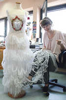 Dieses weiße Kleid aus „Passion“, einem Tanzstück der Spielzeit 2009/10, hat Maria Gohlke angefertigt.