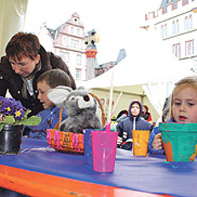 Auf dem Ostermarkt konnten die Kinder am Stand der Stadtwerke insgesamt 500 Blumentöpfe mit bunten Farben und österlichen Motiven bemalen.