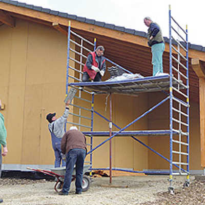 Ehrenamtliche Helfer aus Herresthal im Einsatz bei der Dacheindeckung des künftigen Gemeinschaftshauses.