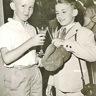 Arnulf Honselaers (l.) und Gianni Miradoli stoßen im August 1958 auf die Städtepartnerschaft zwischen Trier und Ascoli Piceno an. Das Foto entstand am Rande der offiziellen Feierlichkeiten.