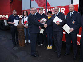 Olaf Backes von der Berufsfeuerwehr zeichnet Brandinspektor Helmut Biewer mit dem goldenen Feuerwehr-Ehrenabzeichen aus.