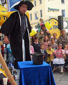 Energiesparmagier Addi, hier bei einem früheren Auftritt auf dem Kornmarkt, will bei der Messe Öko 2008 kleine und große Besucher verzaubern. Foto: SWT