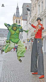 Das Bild zeigt bunte kostümierte Straßenkünstler in der Trierer Innenstadt