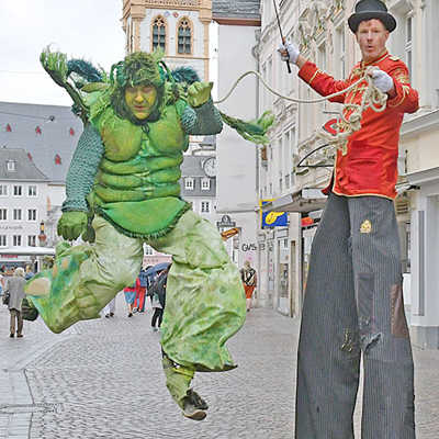 Beim diesjährigen „Fringe“-Festival sorgten Stelzenläufer in der Innenstadt für staunende Augen. Foto: Theater Trier