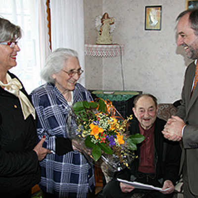 Regina und Josef Hilzendegin freuen sich an ihrem 65. Hochzeitstag über den Besuch von Ortsvorsteherin Elisabeth Ruschel (links) und OB?Klaus Jensen (rechts).