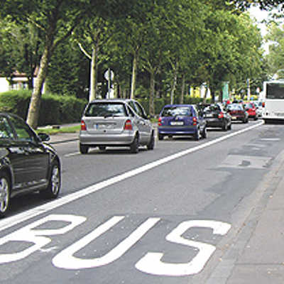 In der Parkstraße steht je eine Spur für den Individualverkehr und den ÖPNV zur Verfügung.