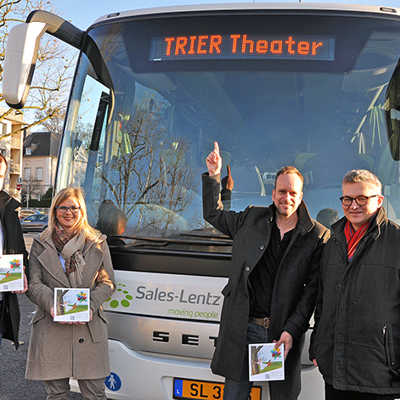 Luc Reis (Busunternehmen Sales Lentz), Karin Kaltenkirchen (Modehaus Marx), Peter Oppermann (Theater Trier) und Eugen Odermatt (Classicmania, v. l.) freuen sich über das neue Angebot. Foto: Theater