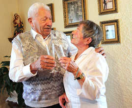 Zum Start der Feierlichkeiten rund um ihre Eiserne Hochzeit stoßen Irmi und Rudi Kugel mit einem Glas Sekt an.