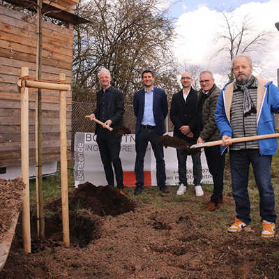 OB Wolfram Leibe, Alexander Fisch (Wirtschaftsförderung), Andreas Kardelky (SWT), Stadtwerke-Vorstand Arndt Müller und Hans-Alwin Schmitz (Ortsvorsteher Euren, v. l.) pflanzen einen Amber-Baum im entstehenden Gewerbequartier „parQ54“, das sich durch seine Nachhaltigkeit und Innovationen auszeichnen wird.