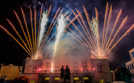Mit dem Feuerwerk vor dem Deutschen Nationaltheater in Weimar wurde das Kunstfest 2014 eröffnet. In diesem Jahr erwarten die Zuschauer Konzerte, Tanz, Theater und vieles mehr. Foto: Candy Welz