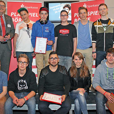 Die Sieger des Planspiels Börse 2013 freuen sich mit Spielleiter Franz-Josef Scharfbillig (hinten links) über ihre Preise. Foto: Sparkasse