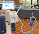 Im Foyer der Tagung wurde unter anderem dieses Beatmungsgerät für die Intensivmedizin vorgestellt. Auf dem Monitor können die Pflegekräfte alle Funktionen überwachen. Der blaue Beutel rechts simuliert die menschliche Lunge mit ihren Atemzügen. 