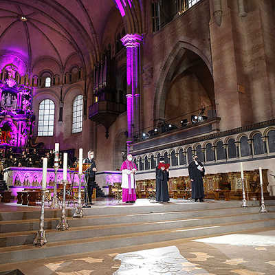 Blick in den beleuchteten Altarraum mit den geistlichen Leitern des Gottesdienstes. Foto: Helmut Thewalt/Bistum Trier