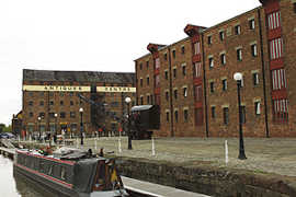 In den „Docks“ am Hafen von Gloucester werden die Speicher aufwändig wieder hergerichtet.