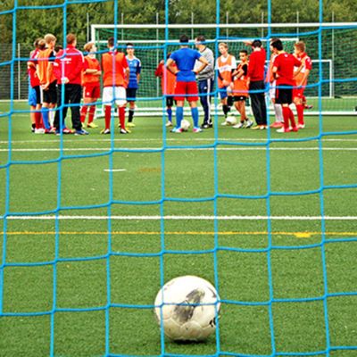 Wie hier die Fußball-B-Jugend des FSV Tarforst mit ihrem Trainer Stefan Schmieder treffen sich in Trier Tag für Tag mehrere Tausend Sportler zum gemeinsamen Training und Spiel im Verein.