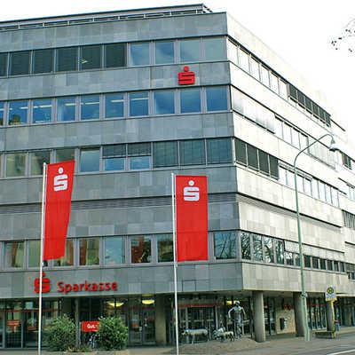 Die Sparkasse konzentriert ihre Service- und Beratungsangebote für Privat- und Firmenkunden in der Innenstadt im Gebäude Theodor-Heuss-Allee. Im Erdgeschoss beginnt bald der Umbau.