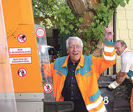 Professor Peitz aus Schweich grüßt vom Trittbrett des Müllwagens. Foto: A.R.T.