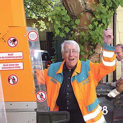 Professor Peitz aus Schweich grüßt vom Trittbrett des Müllwagens. Foto: A.R.T.