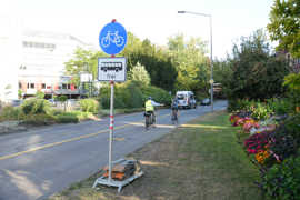 Die Umweltspur in der Christophstraße – hier während der Testphase im September 2020 – schafft mehr Platz und Sicherheit für den Fahrradverkehr. 