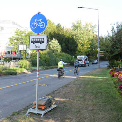 Die Umweltspur in der Christophstraße – hier während der Testphase im September 2020 – schafft mehr Platz und Sicherheit für den Fahrradverkehr. 