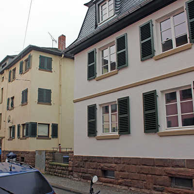 Das rechte Haus in der Magnerichstraße ist bereits saniert. Daneben stehen weitere städtische Häuser, deren Wohnungen ebenfalls auf Dauer saniert werden müssen. Dazu gibt es nun einen neuen Plan.
