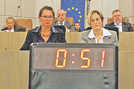 Der Stadtrat tagte erstmals mit einem Redezeitlimit von fünf Minuten. Ursula Hildebrand und Claudia Hastert (v. l.) vom Sitzungsdienst überwachten die Uhr. Ziel ist, die Dauer der Sitzungen bei sieben Gruppierungen im Stadtrat zu begrenzen.