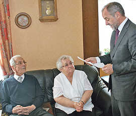 Oberbürgermeister Klaus Jensen liest dem Jubiläums-paar Ahnen das Glückwunschschreiben von Ministerpräsident Kurt Beck vor.