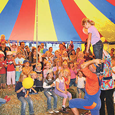 Das Zirkuszelt der Stadtwerke auf dem Kornmarkt zog beim Spielfestival 2010 zahlreiche kleine Besucher an. Archivfoto: Agenturhaus